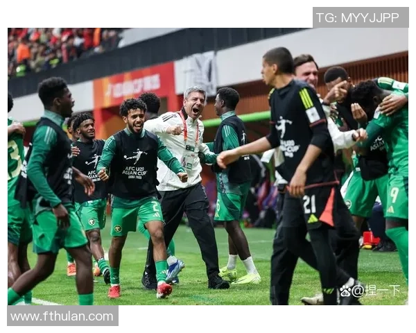 足球明星与球队的精彩瞬间图文展现，尽显绿茵场上的激情与荣耀